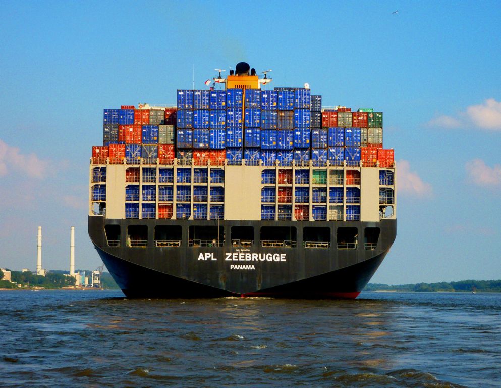 Newbuilding container ships